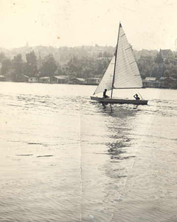 Evert Sodergren sailing his Flattie